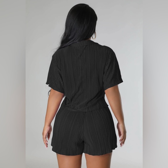 New Women’s Pleated 2 piece Short Set - Picture 2 of 4